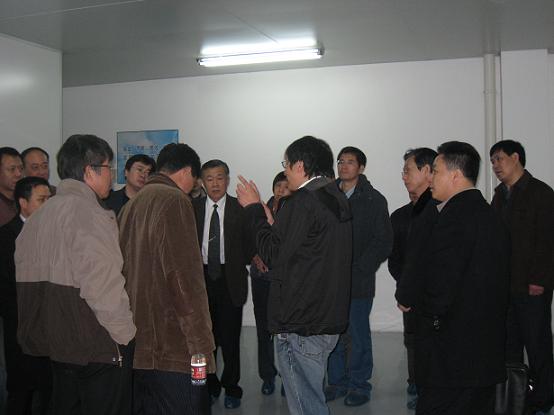 車間里，向電焊機(jī)協(xié)會(huì)參會(huì)代表講解斯達(dá)半導(dǎo)體整體運(yùn)行情況